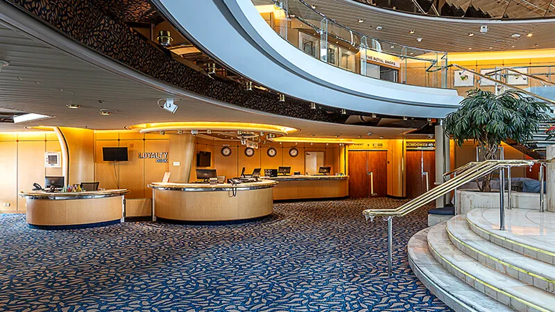 Relaxed onboard atrium experience